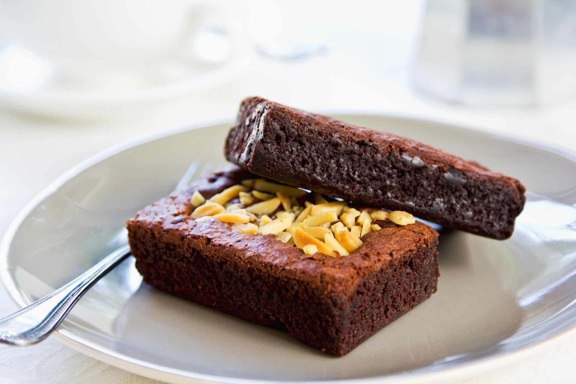 Brownie w frytkownicy beztłuszczowej podane z lodami waniliowymi.