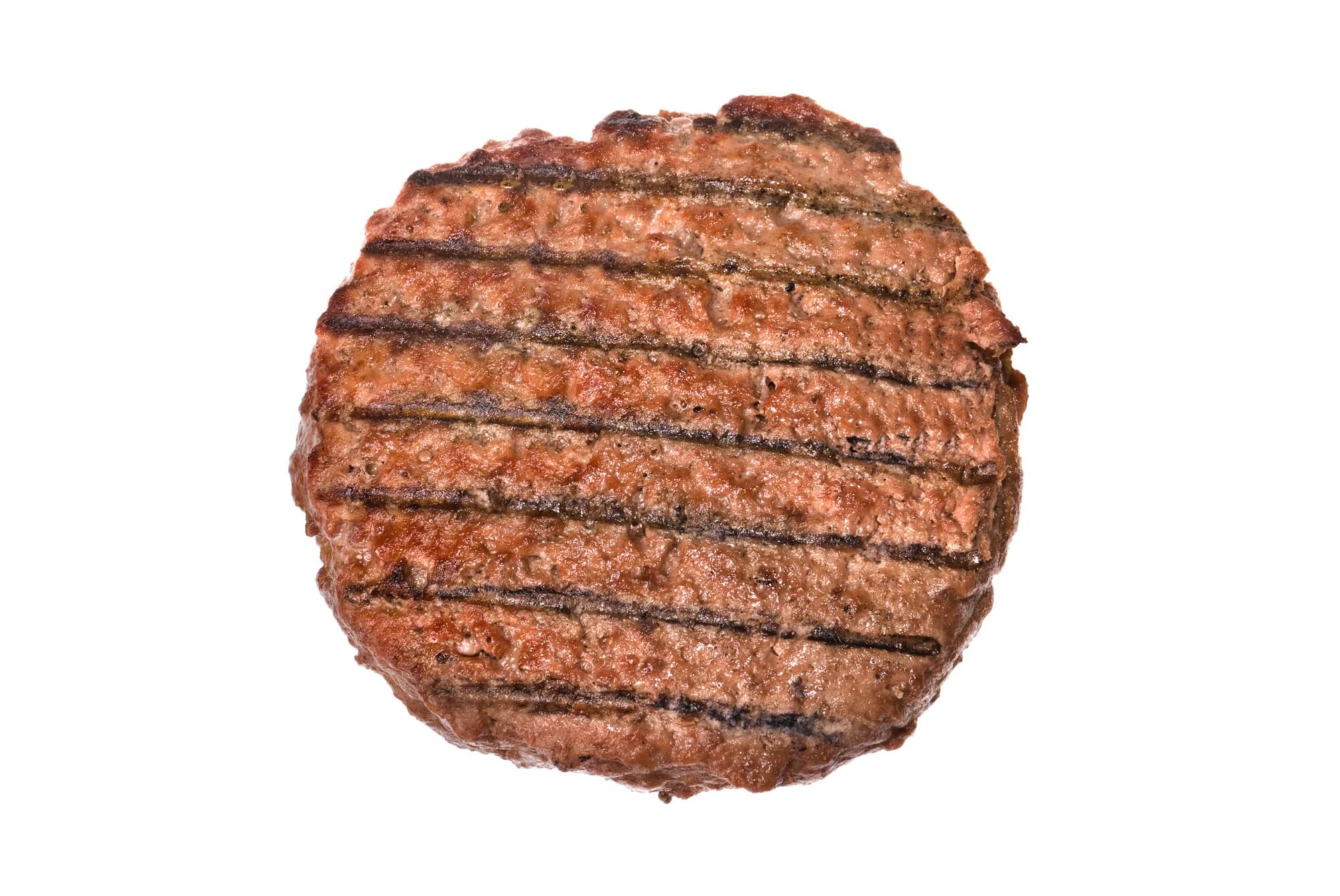 Burger wołowy w frytkownicy beztłuszczowej podany z bułką i warzywami.