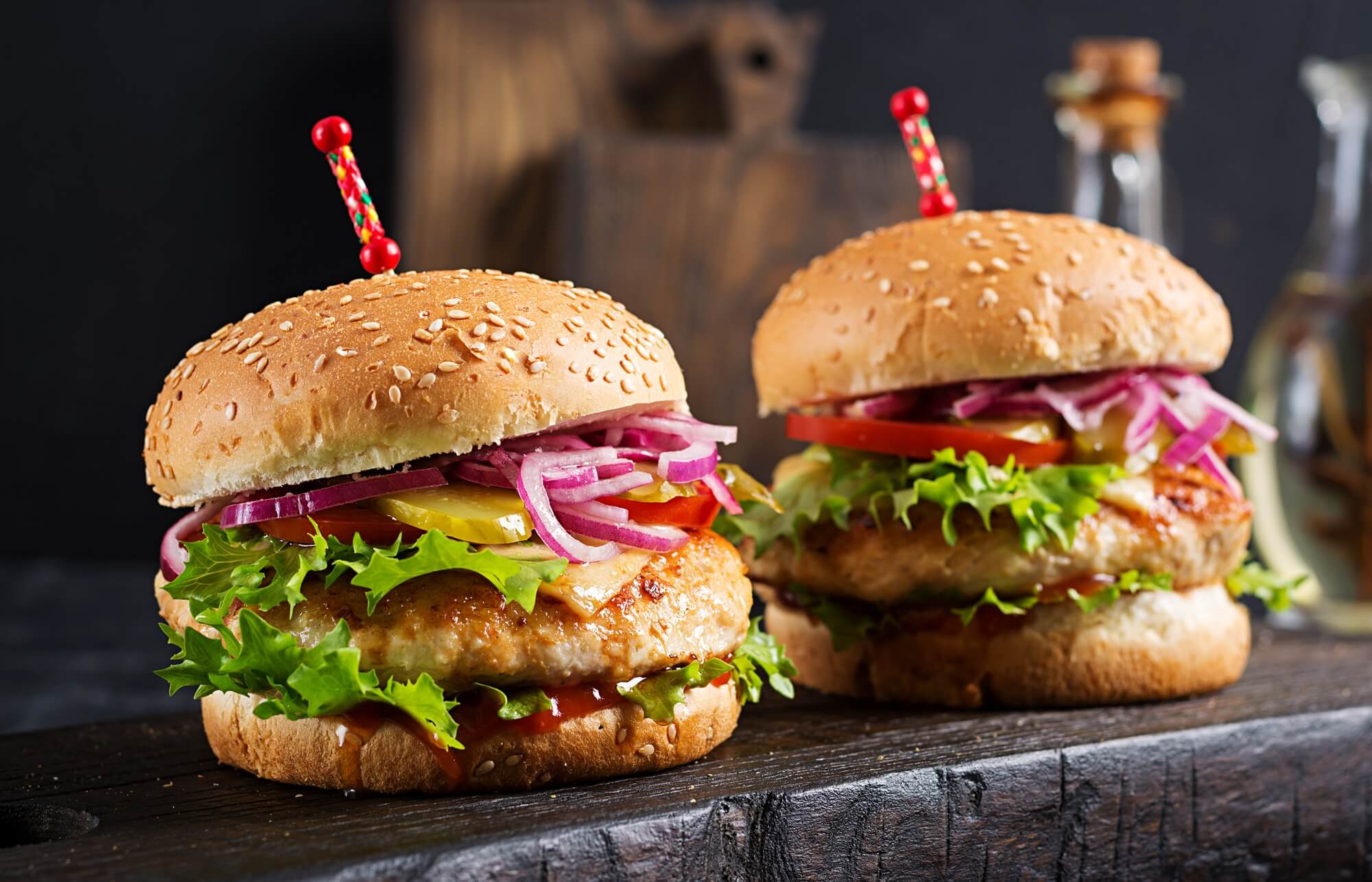Burger z kurczaka w frytkownicy beztłuszczowej podany na talerzu.