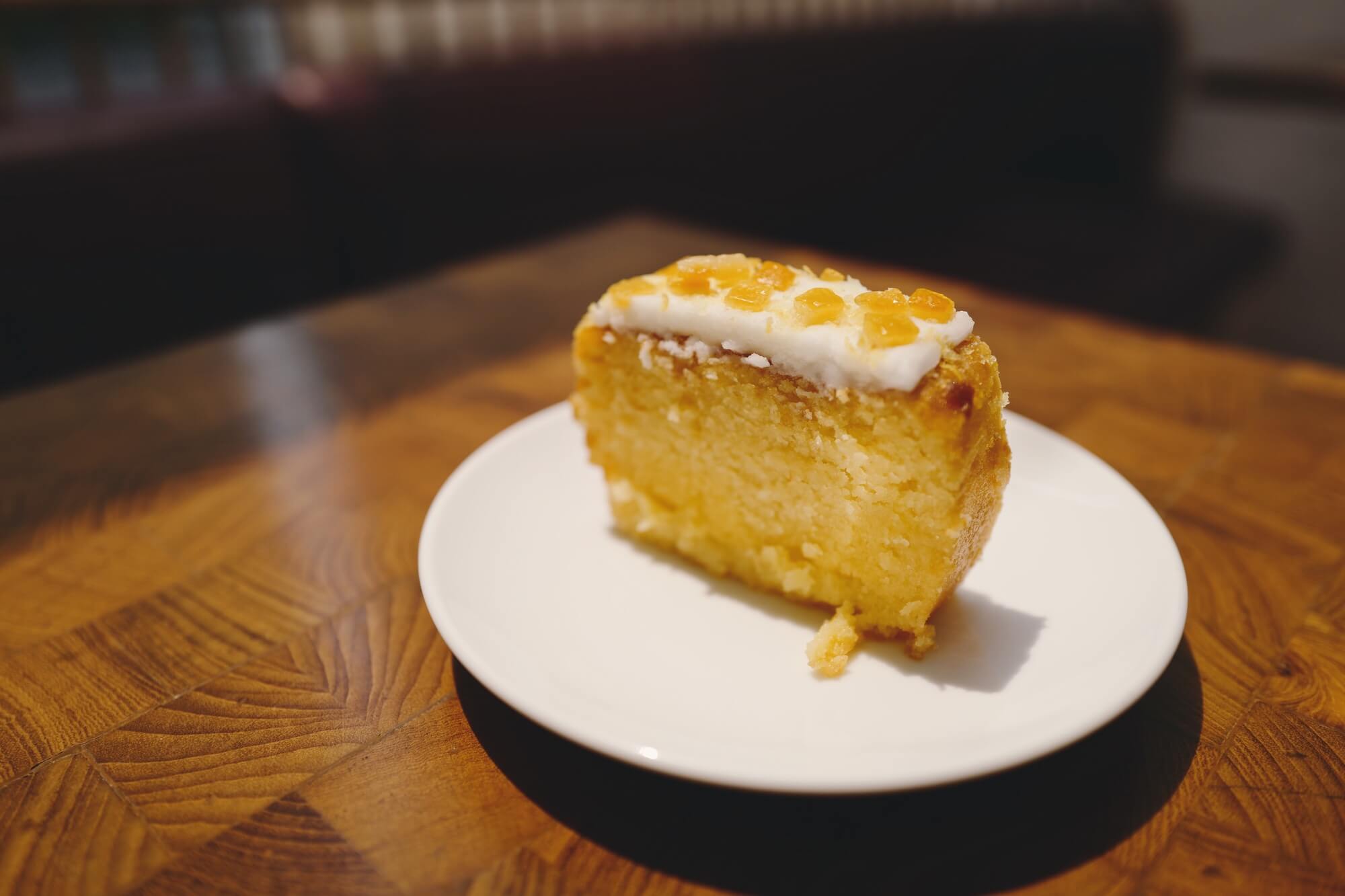 Ciasto cytrynowe przygotowane w frytkownicy beztłuszczowej, posypane cukrem pudrem.