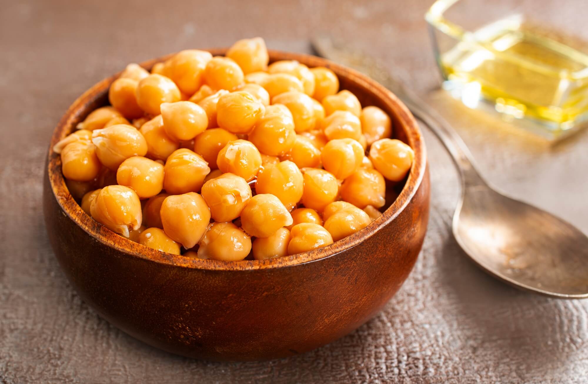 Chrupiąca ciecierzyca w frytkownicy beztłuszczowej podana w miseczce.