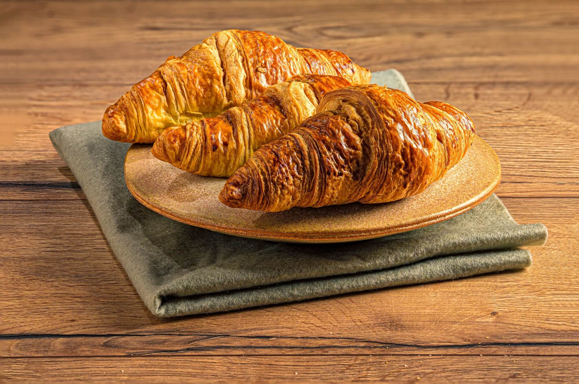 Croissanty w frytkownicy beztłuszczowej z nadzieniem czekoladowym.