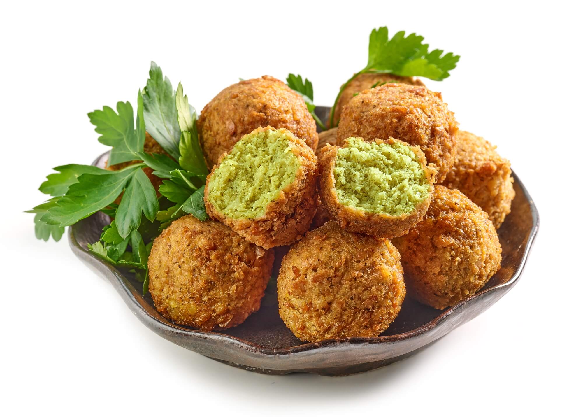 Zdrowy falafel w frytkownicy beztłuszczowej podany z warzywami i sosem.