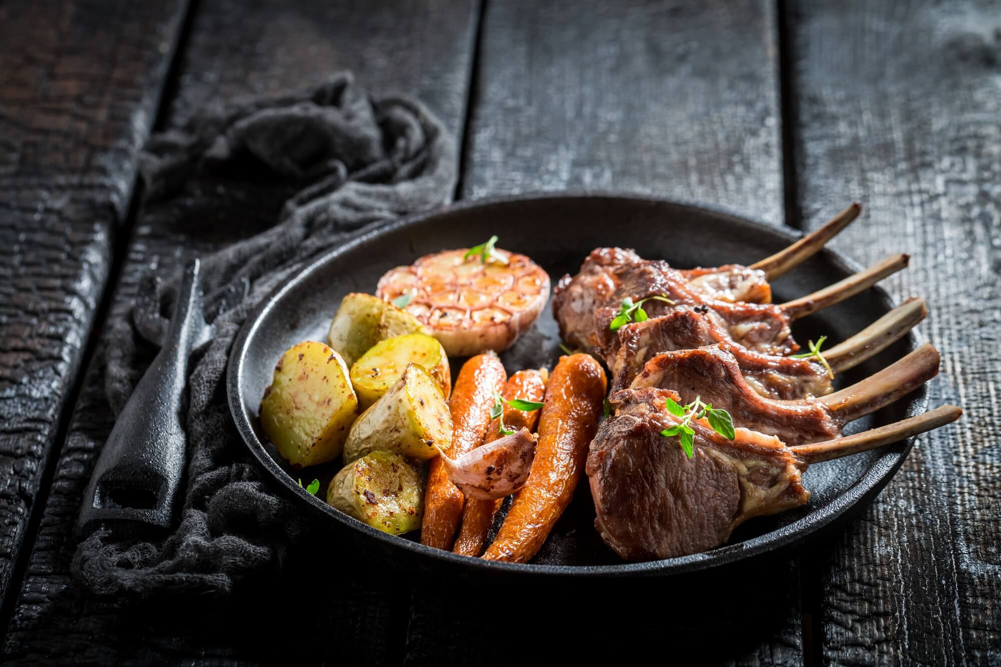 Jagnięcina w frytkownicy beztłuszczowej podana z pieczonymi ziemniakami i rozmarynem.