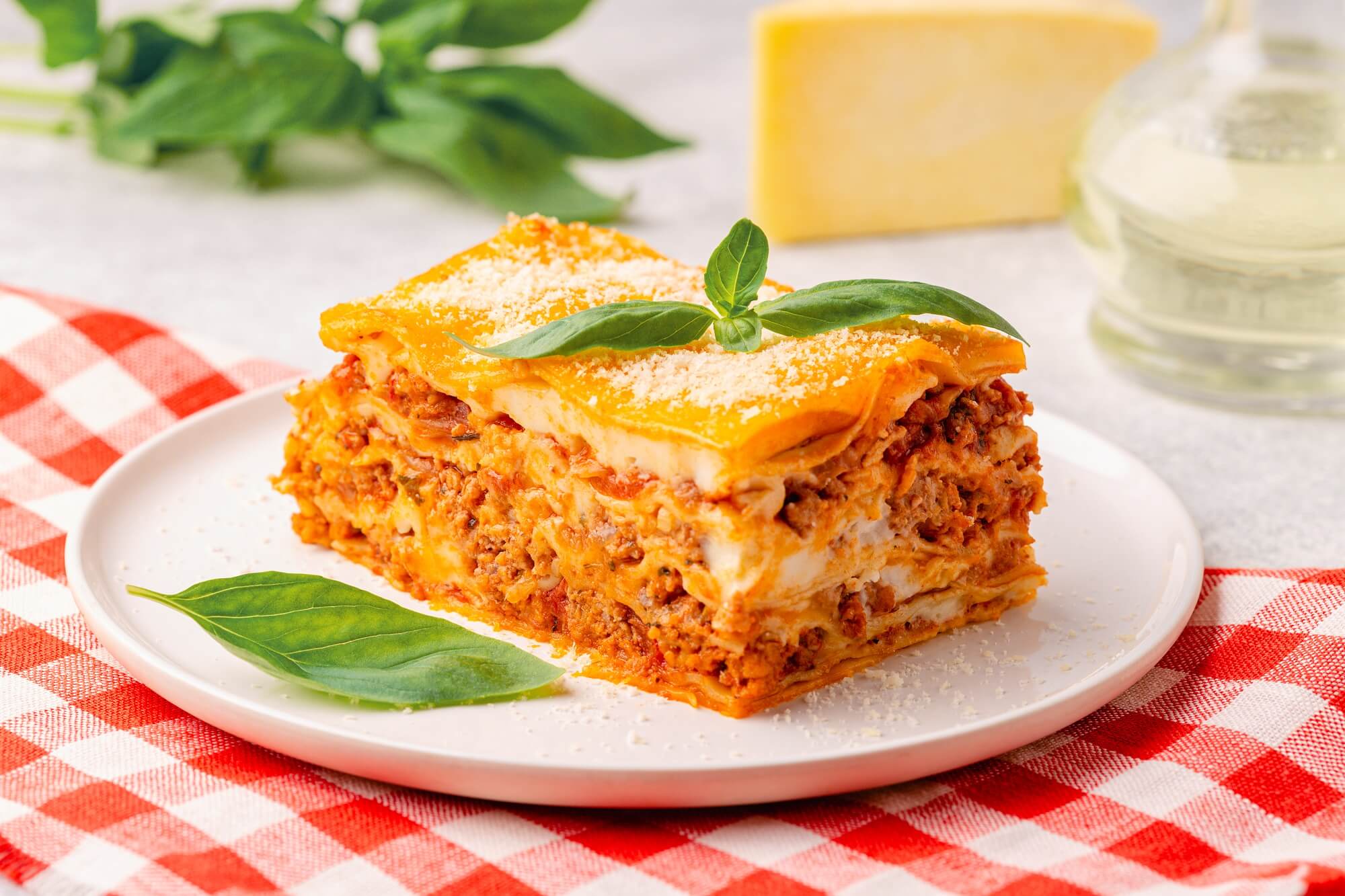 Klasyczna lasagne zapieczona w frytkownicy beztłuszczowej, z serem na wierzchu.