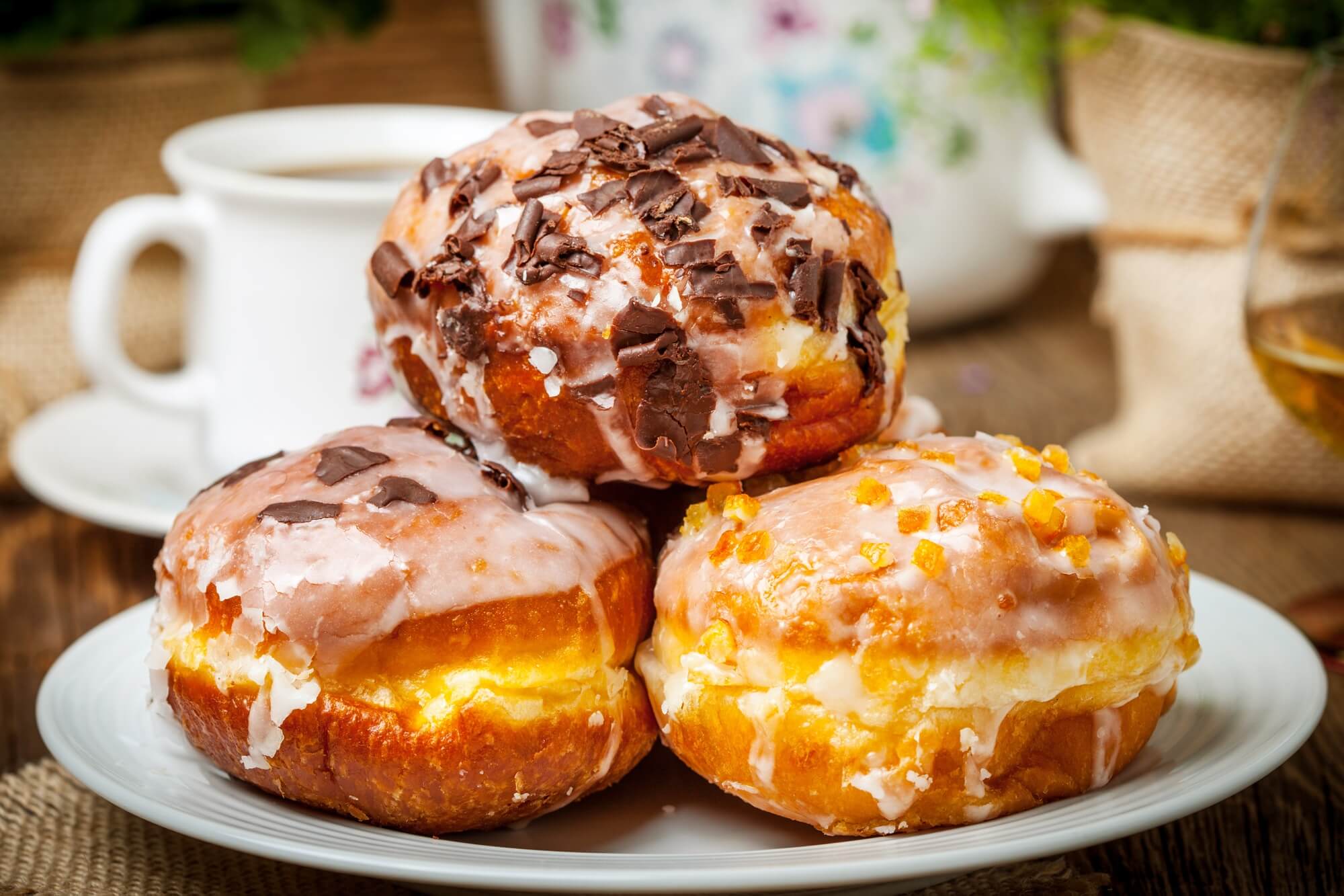 Puszyste pączki przygotowane w frytkownicy beztłuszczowej, posypane cukrem pudrem.