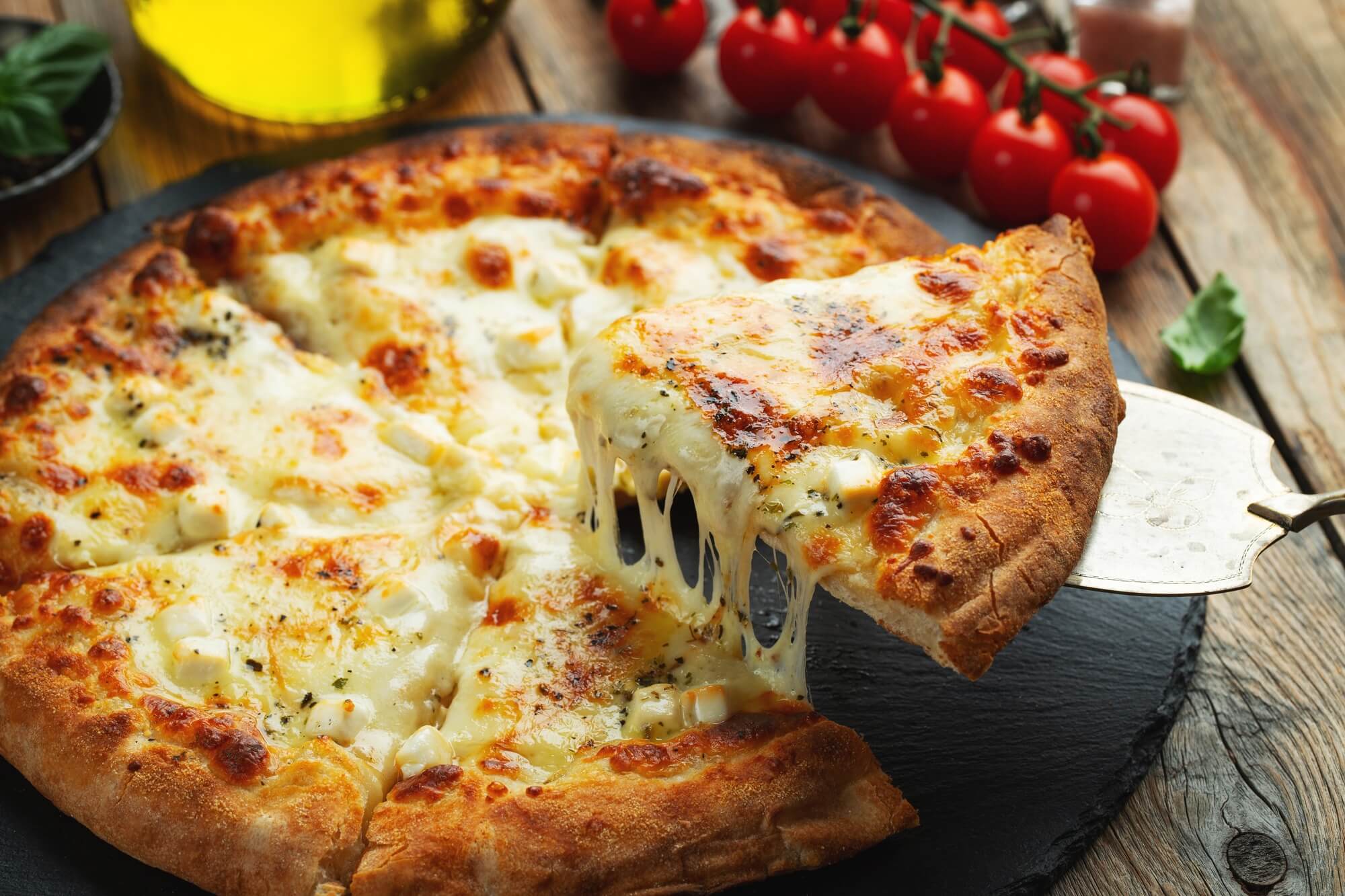 Pizza z chrupiącym spodem i dodatkami przygotowana w frytkownicy beztłuszczowej.