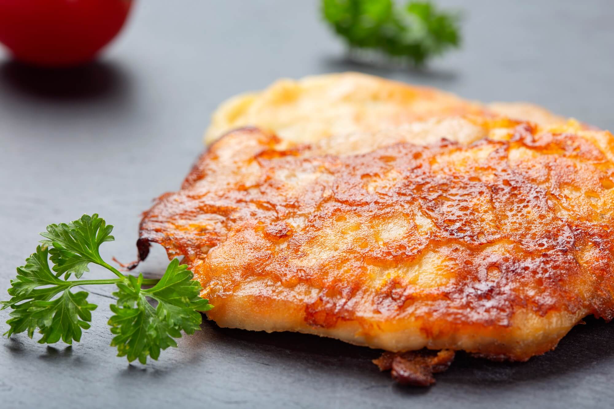Schnitzel w frytkownicy beztłuszczowej podany z frytkami i sałatką.
