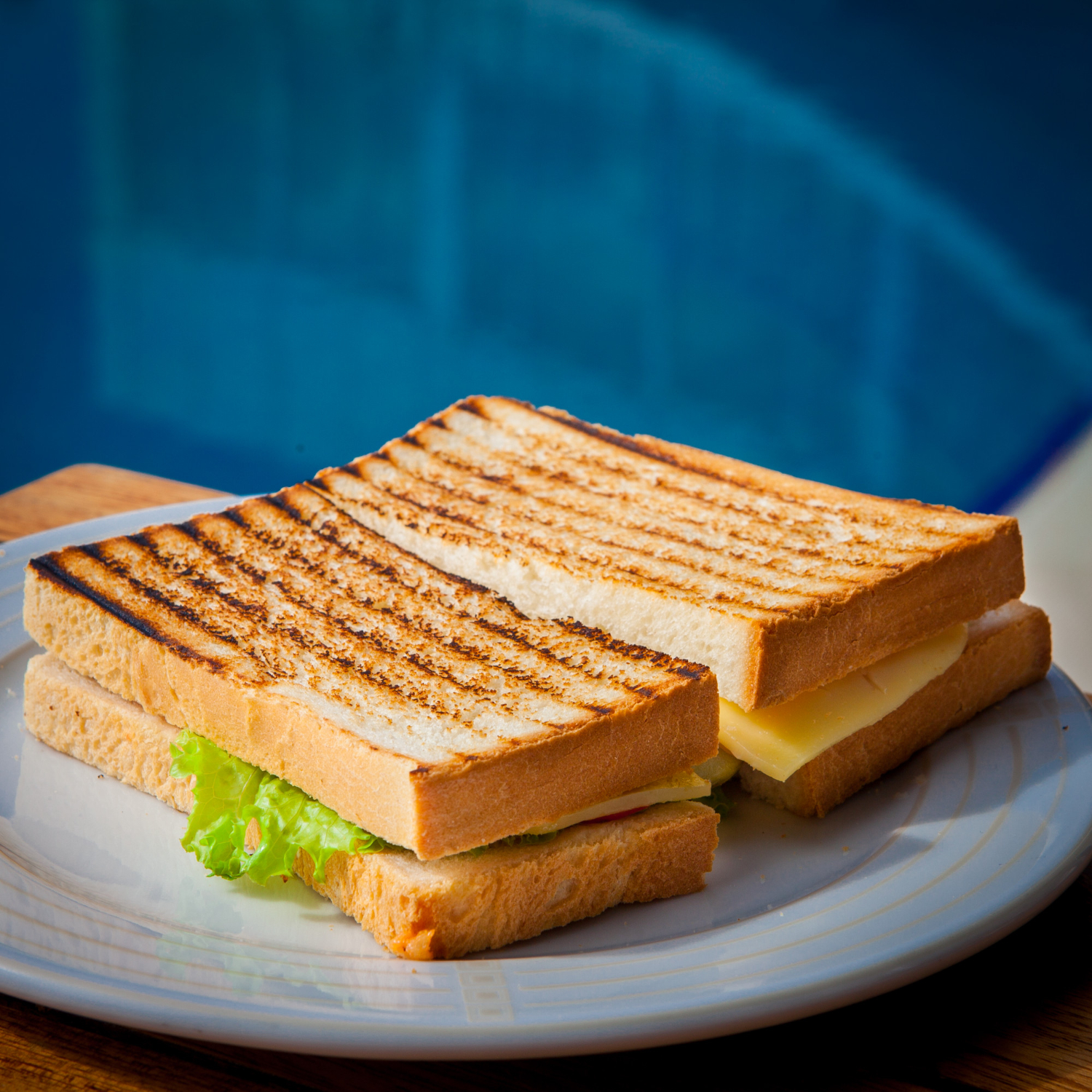 Tost w frytkownicy beztłuszczowej z serem i szynką.