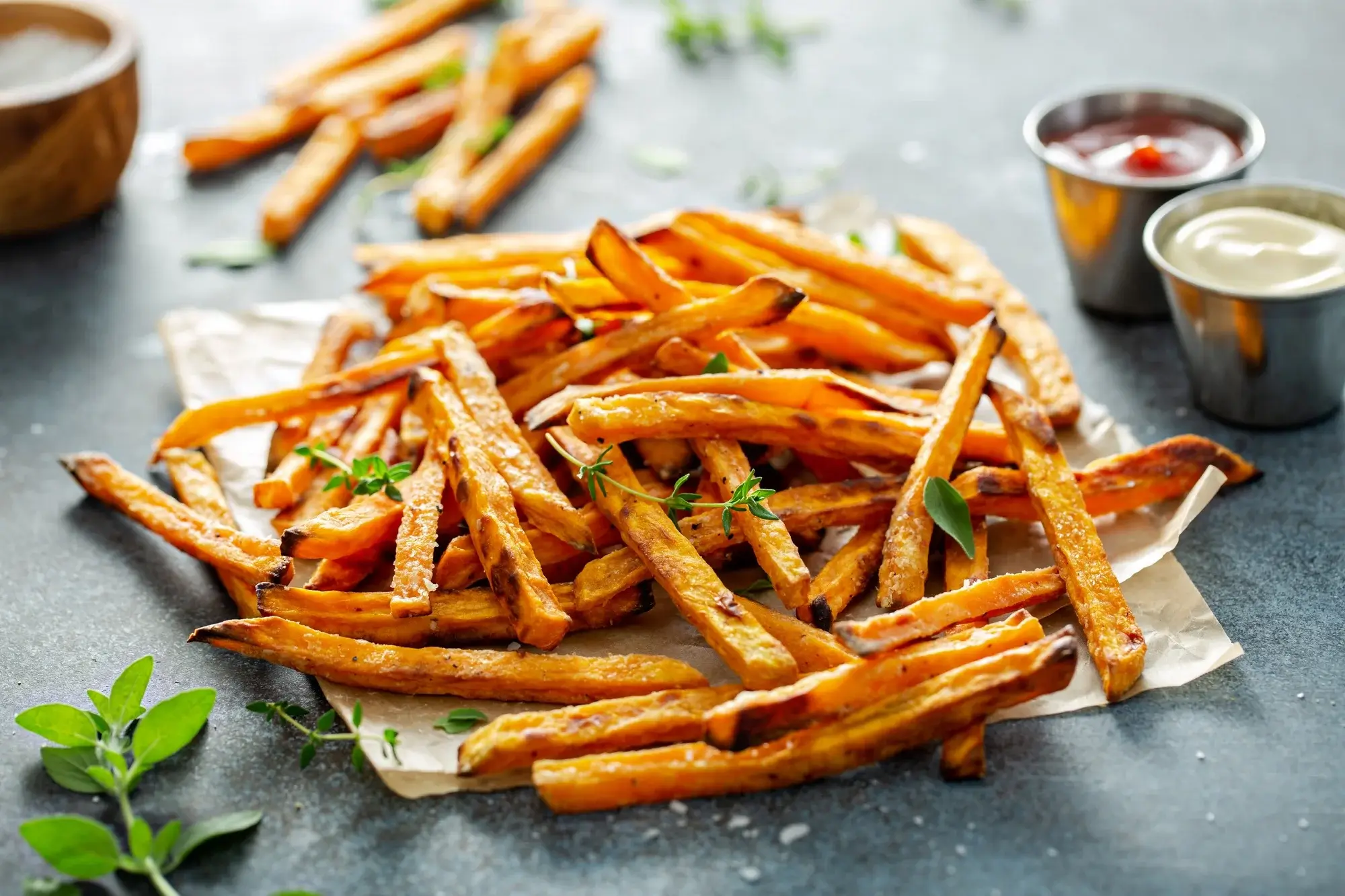 Pieczone bataty w airfryer podane na talerzu