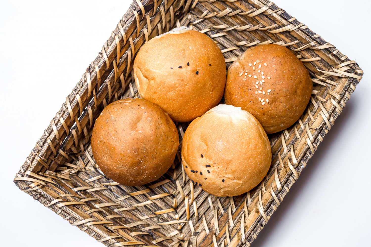 Bułeczki w airfryer – złociste i chrupiące pieczywo w koszyku airfryera.