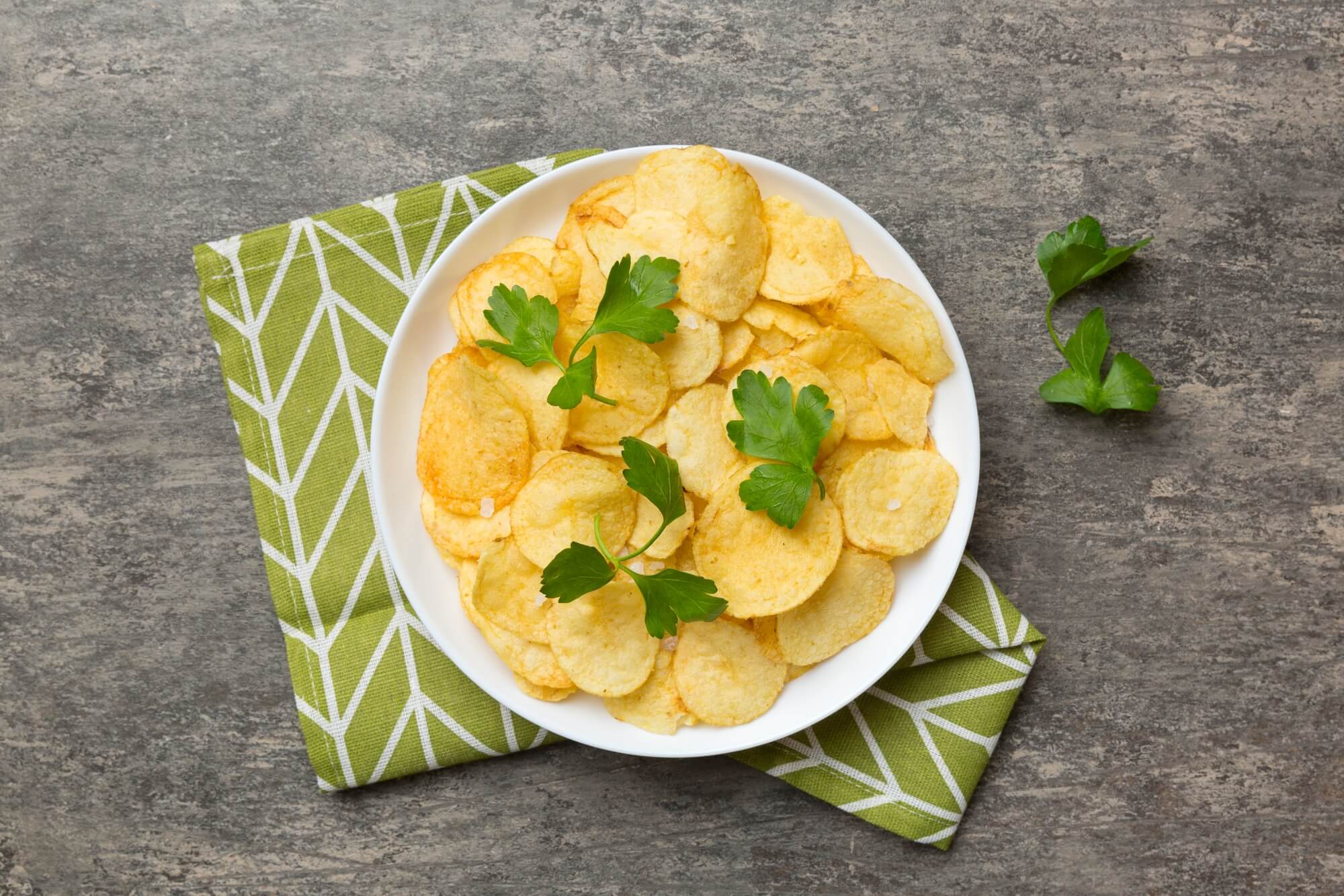 Chipsy ziemniaczane w airfryer – chrupiące chipsy przygotowane w airfryerze.