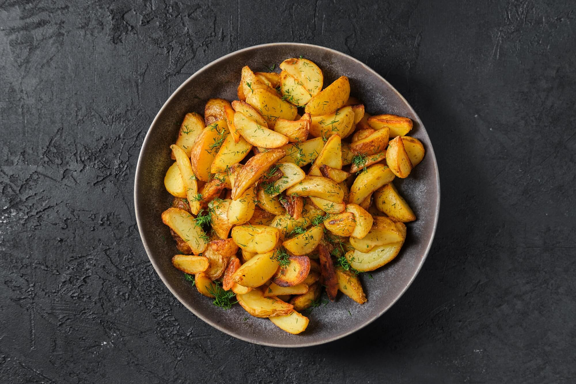 Ćwiartki ziemniaczane w airfryer – chrupiące ziemniaki przygotowane w airfryerze.