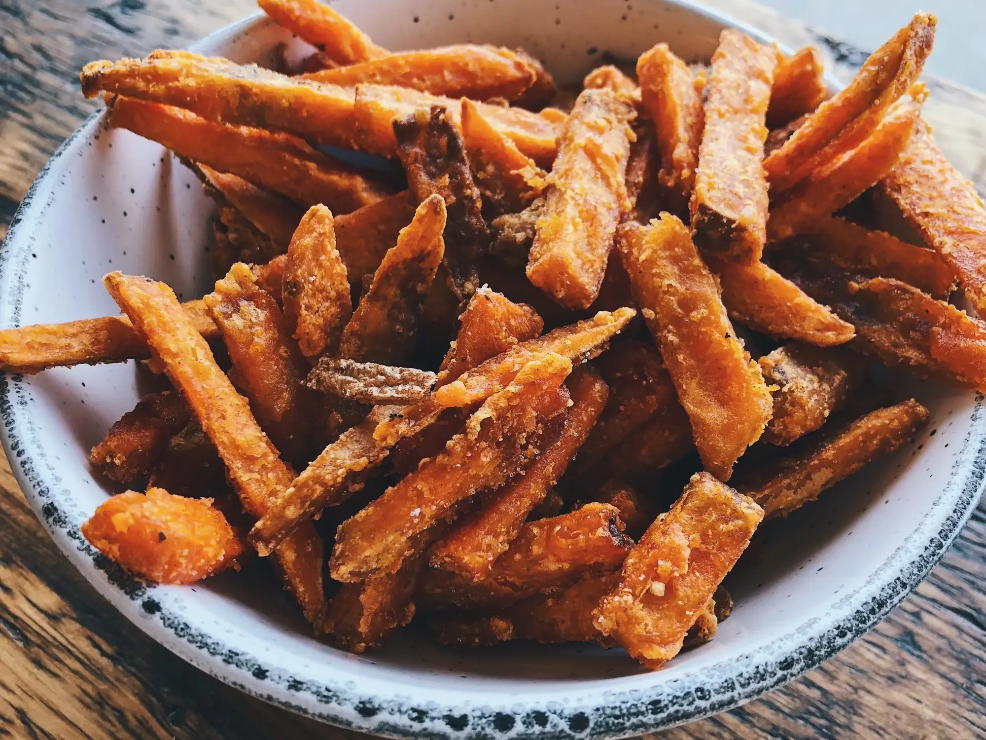 Chrupiące frytki z batatów w airfryer na talerzu