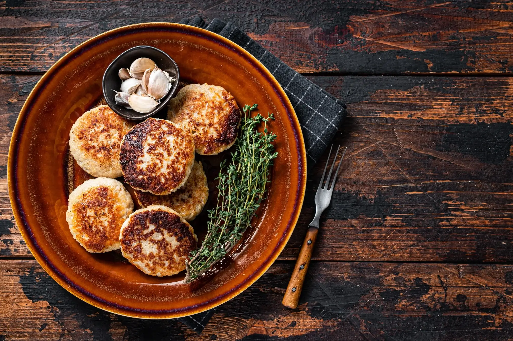 Soczyste kotlety mielone w airfryer, gotowe do podania.