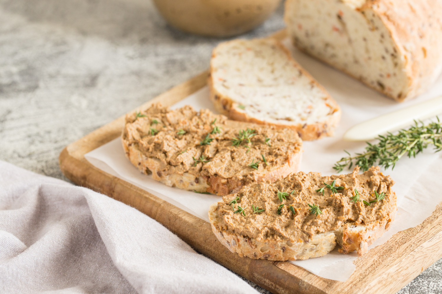 Domowy pasztet w airfryer z chrupiącą skórką i wilgotnym wnętrzem.