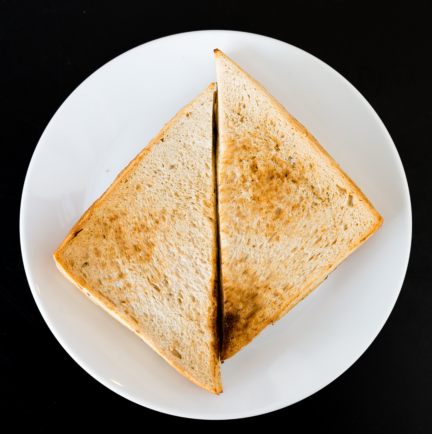 Chrupiący tost w airfryer z roztopionym serem.