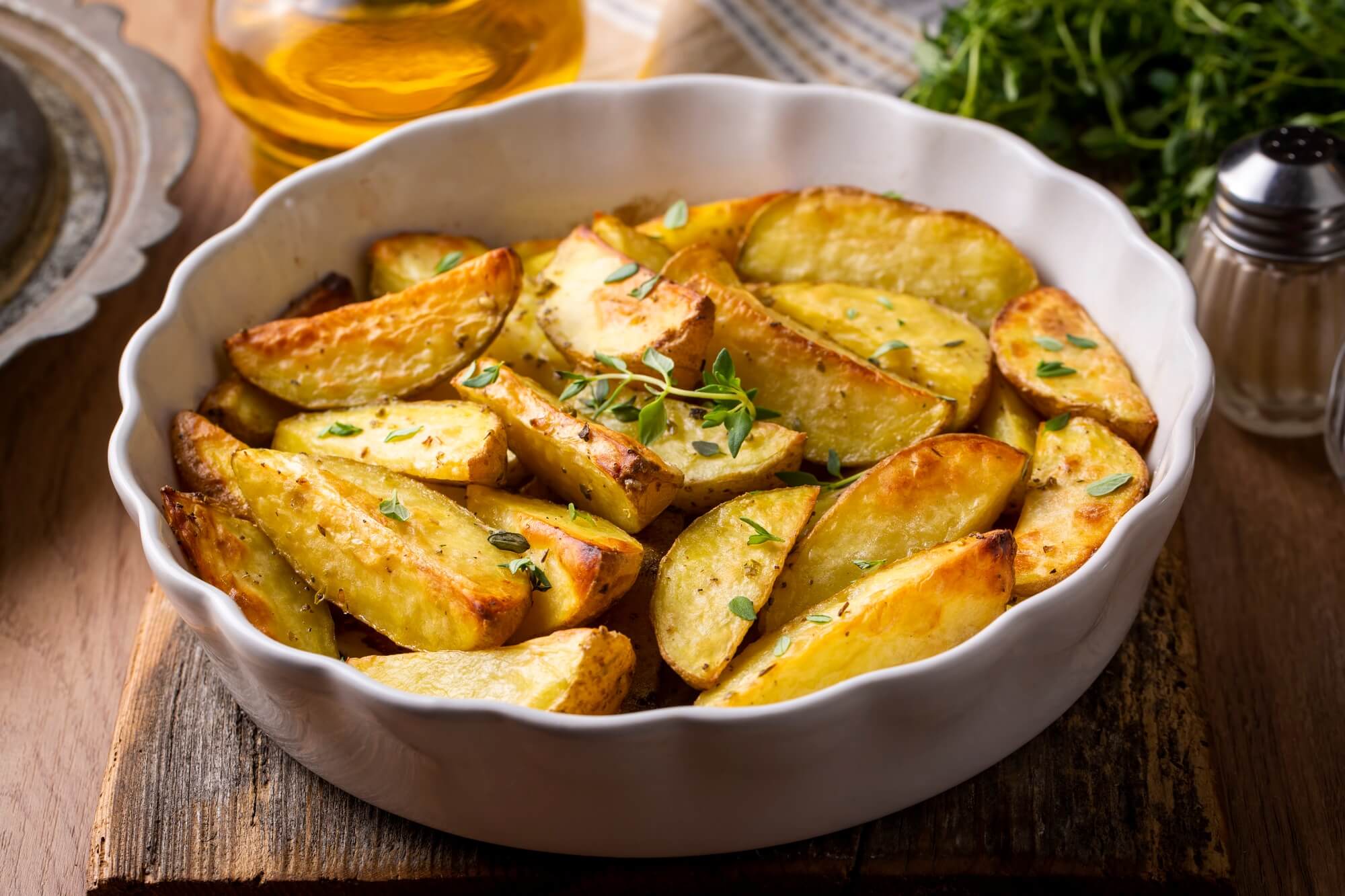 Ziemniaki pieczone w airfryer – chrupiące i złociste kawałki ziemniaków.